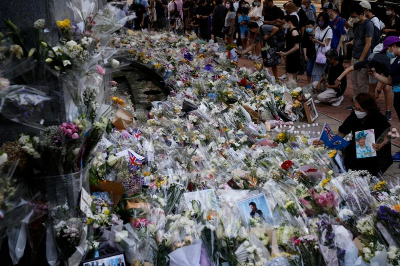 大批港人悼念英女王，是「戀殖」還是對香港現狀不滿的投射？