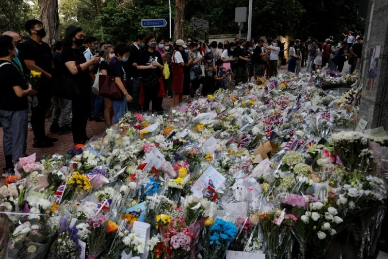 大批港人悼念英女王，是「戀殖」還是對香港現狀不滿的投射？