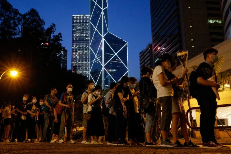 大批港人悼念英女王，是「戀殖」還是對香港現狀不滿的投射？