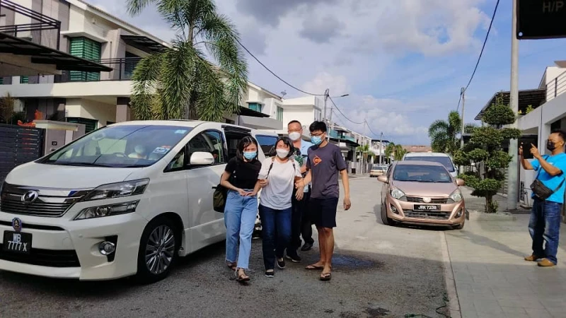 魏振峰到家 母親抱兒女痛哭「哥哥沒有了」