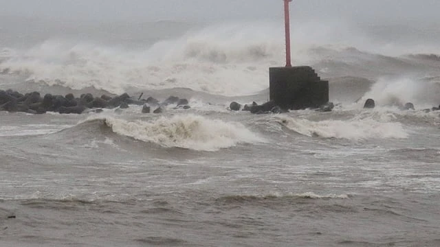 超級颱風奧鹿宣布三級熱帶風暴 當地政府宣布停工停課