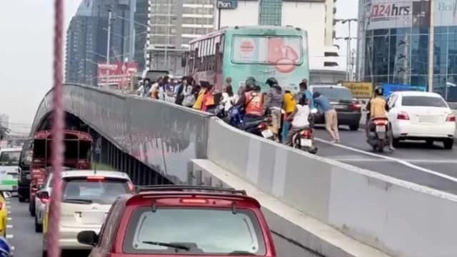 乘客合力推拋錨老舊巴士上橋 泰網民反嘲：反映生活質量差