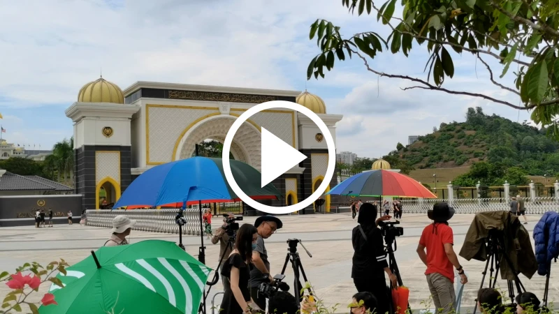 【即時】大馬首相入宮覲見在即 元首體恤為媒體搭篷避雨