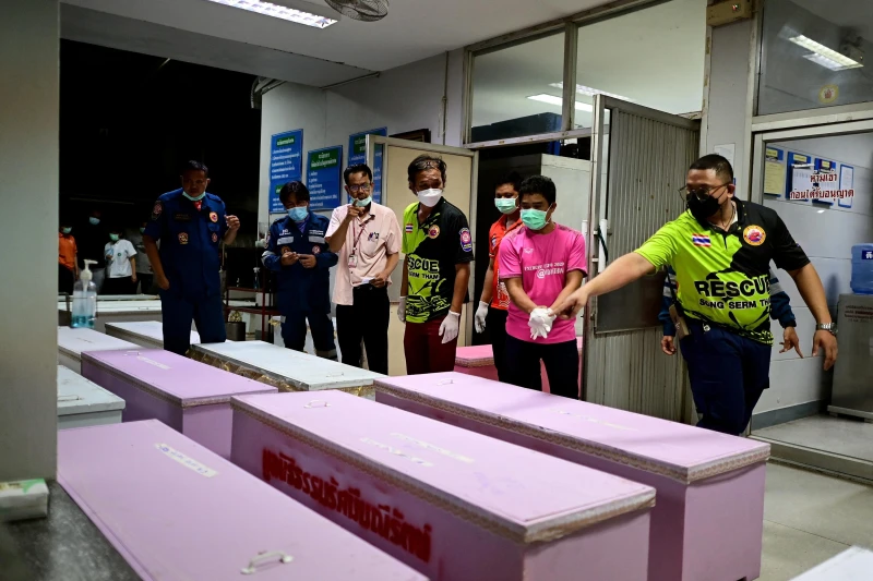 救援隊揭滿地童屍場面 泰國託兒所槍擊案死者粉紅棺木入殮