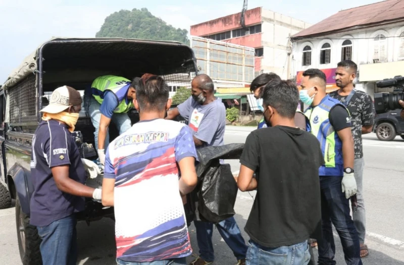 離奇！轎車在馬國公路無故翻車 警方卻在附近發現女腐屍