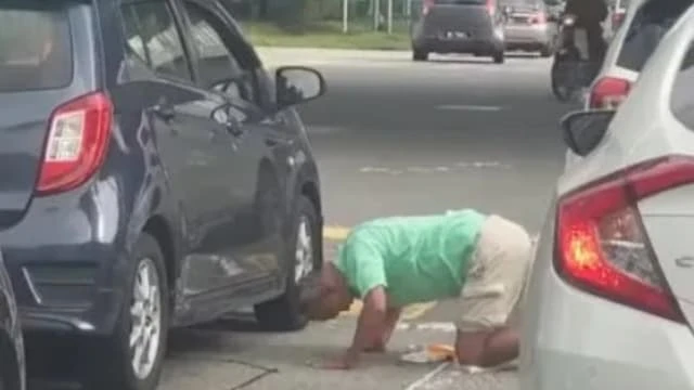 馬國大叔交通燈前 下跪求人買紙巾引熱議