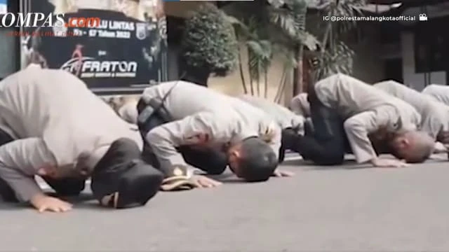 印尼足球踐踏事件 瑪琅警方跪地求原諒