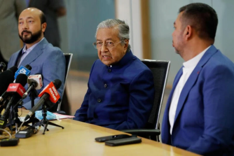 97歲的他還是參選了　細數這台「人肉煎餅機」兩年來改口過幾次