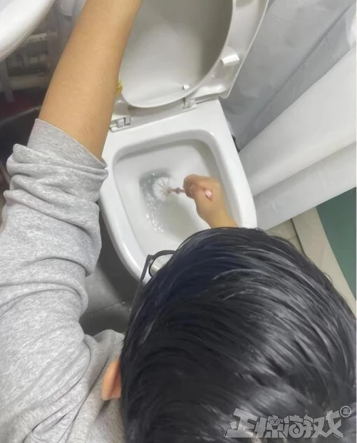 製作人技術太菜就開外掛，還在遊戲里懟玩家？事後被罰洗廁所