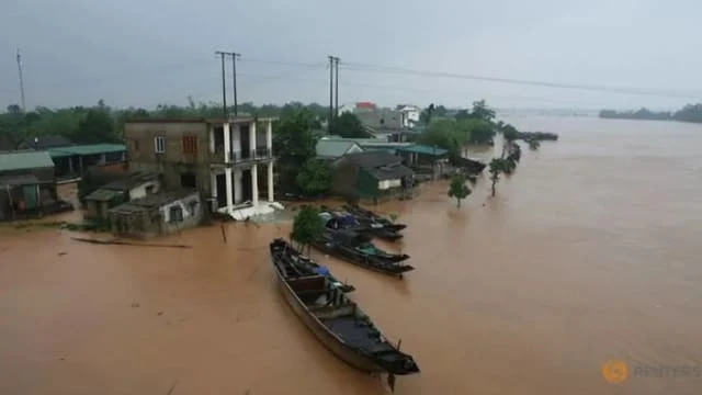 颱風桑卡登陸越南 造成洪水和土崩