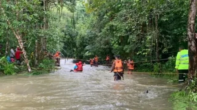 馬國蘭卡威大水災 著名瀑布爆山洪困多人