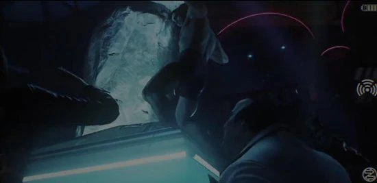 《哥譚騎士》老爺派對熱舞引熱議:百特曼的偽裝?