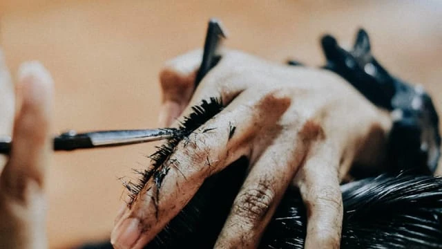 被嫌有臭汗味而多付錢 馬國技工不滿理髮店「狗眼看人低」