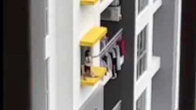 嚇！馬國兩童窗台上嬉戲 鄰居隔空疾呼：坐下！