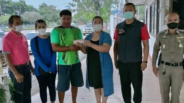 3700元現金散落一地 泰國民眾下車幫撿錢物歸原主