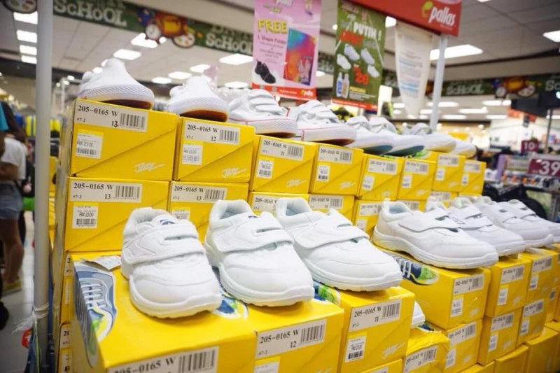 買不起綁鞋帶校鞋 女生被罰高舉雙手跪馬路