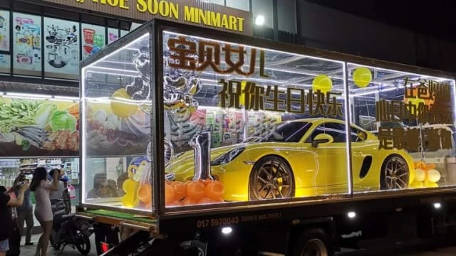 女兒過21歲生日 馬國夫婦用透明羅厘送保時捷到工作場所