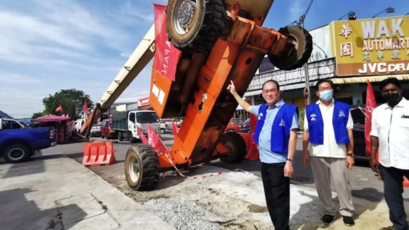 【大馬選舉】希盟「宣傳戰車」吊車傾倒 幸無人傷亡