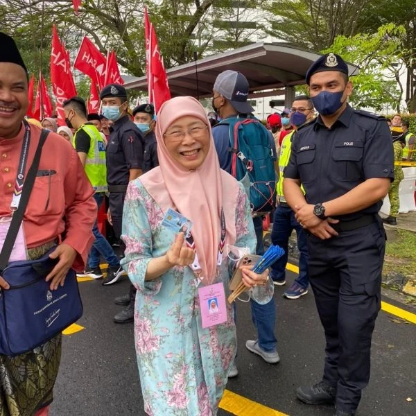 【大馬選舉】旺阿茲莎忘帶大馬卡 中途折返