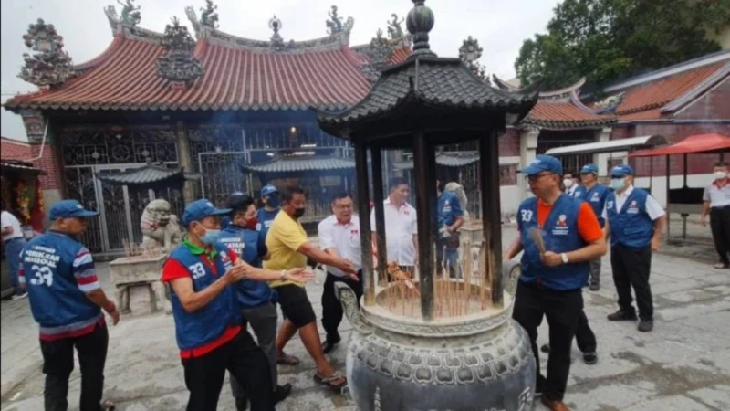 【大馬選舉】民政黨丹絨候選人觀音亭祈福 香枝突倒下