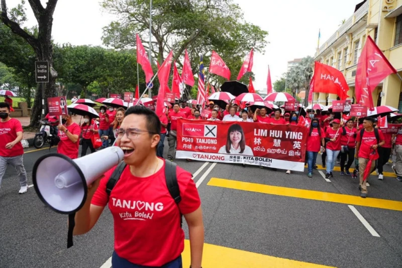 【大馬選舉】民政黨丹絨候選人觀音亭祈福 香枝突倒下