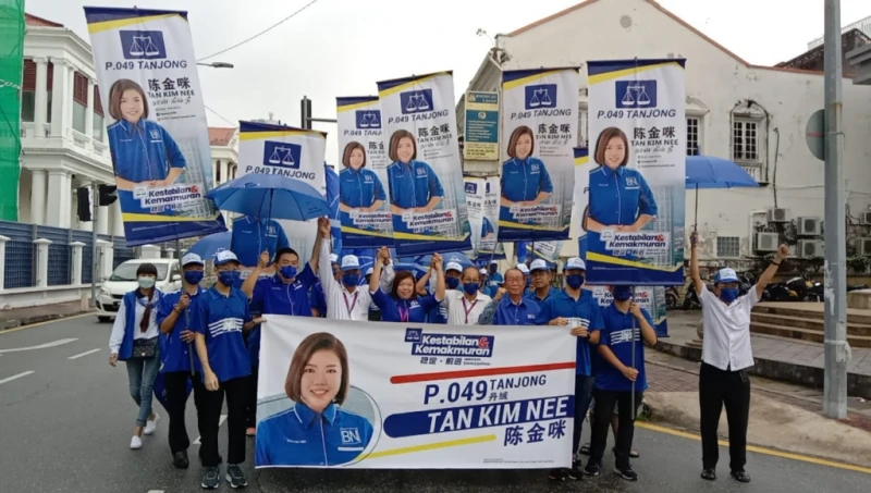 【大馬選舉】民政黨丹絨候選人觀音亭祈福 香枝突倒下