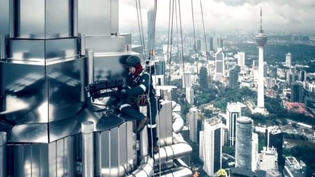 攀摩天樓換燈泡爆紅 馬國「女蜘蛛俠」：女性也可勝任高危工作