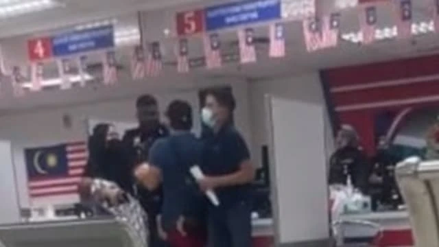 新山移民官拍桌罵民眾 上司：因太累而情緒激動
