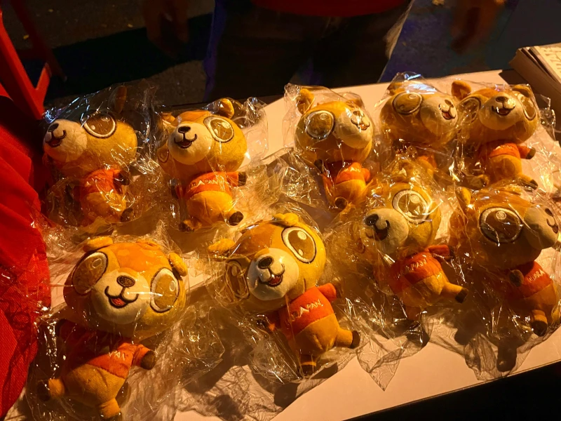 「亞虎」「佳果」爭打「勇者牌」 誰更深入民心？