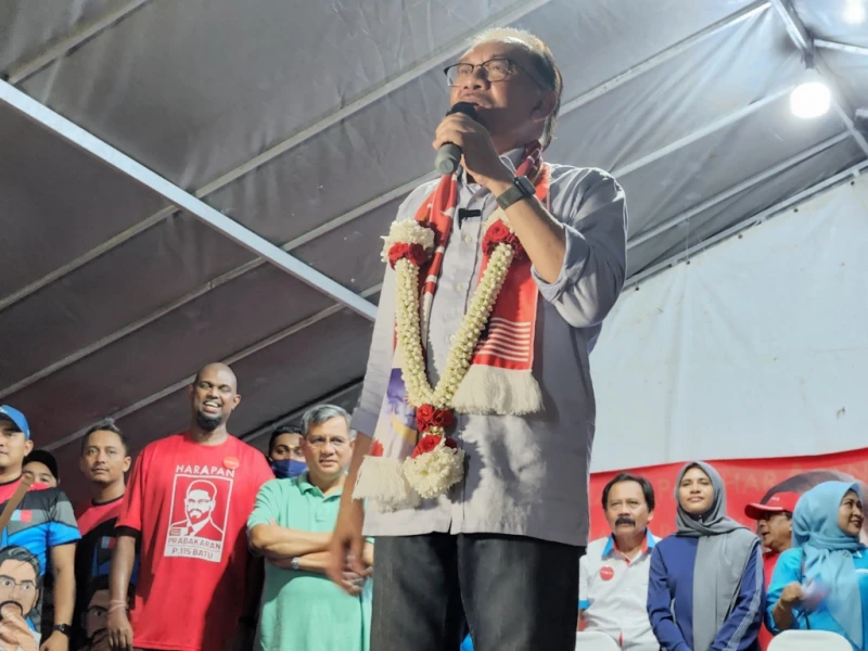 【大馬選舉】千人雨中力挺安華「當首相」 蔡添強未現身希盟講座