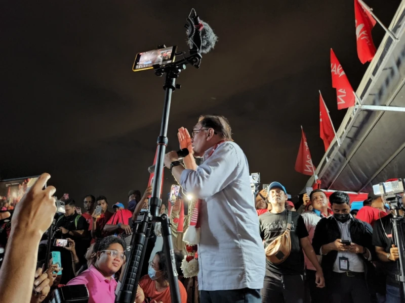 【大馬選舉】千人雨中力挺安華「當首相」 蔡添強未現身希盟講座