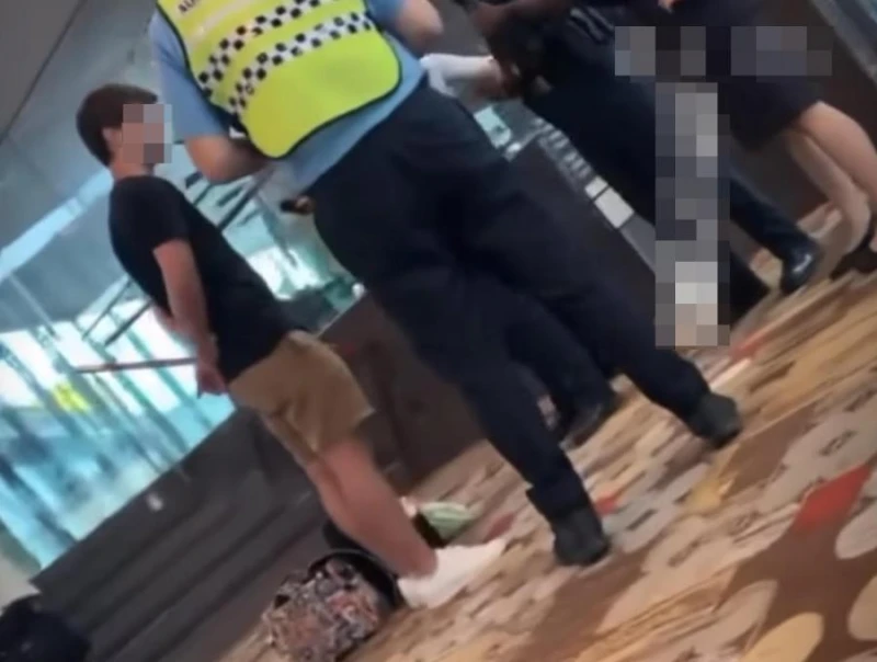 機上不系安全帶、大喊大叫、亂踢椅背　小心被執法人員押下機「喝咖啡」