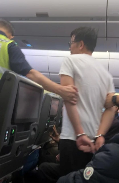 機上不系安全帶、大喊大叫、亂踢椅背　小心被執法人員押下機「喝咖啡」