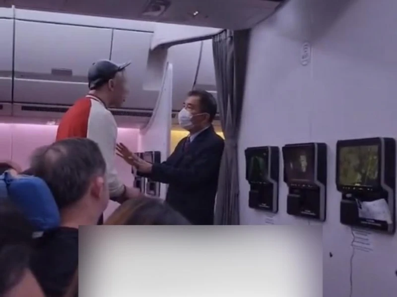 機上不系安全帶、大喊大叫、亂踢椅背　小心被執法人員押下機「喝咖啡」