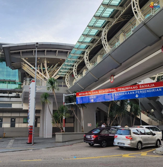 遊子特地請假回鄉投票 料下午後將有更多人通關