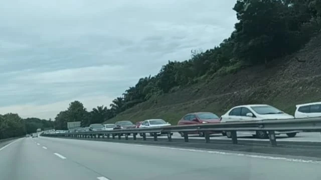 大批馬國遊子趕回家投票 南北大道北上路段塞車