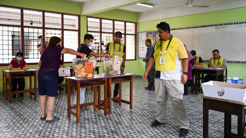 【相冊】全馬多地下雨 選民雨中排隊投票