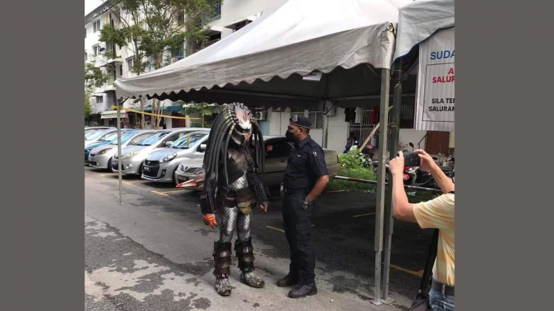 【大馬選舉】裝扮成鐵血戰士拒脫面罩 一選民被禁止投票