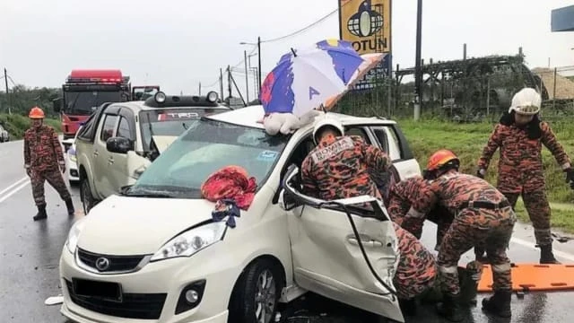 一家三口柔佛投票遇車禍 夫妻雙雙斃命遺女兒骨折
