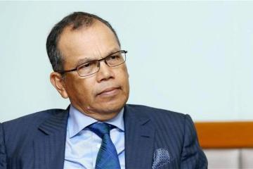 前首席大法官敦勞勿斯　重披律師袍
