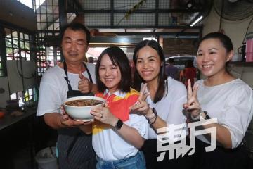 【新古毛補選】彭小桃不受對手攻擊影響　新古毛和烏魯音走透透拜票