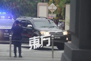 入獄以來第二次現身法庭　納吉依然身穿西裝手未上拷