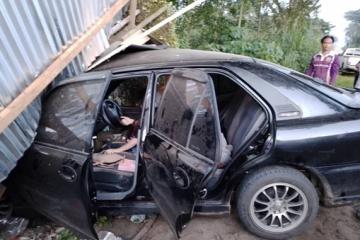 轎車失控撞檔口 女司機受困