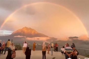 一道耀眼彩虹拱橋出現在沙巴神山！　民眾：難得一見的美景