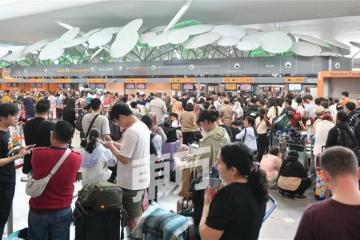 機場自助登機系統服務仍未恢復　KLIA2人潮排隊到櫃檯辦理