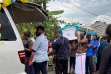 馬國男童踢翻嬰兒椅摔死 棺木擺最愛的巧克力出殯