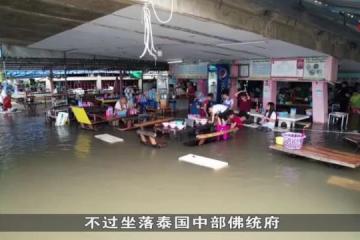 長期淹水 泰國麵攤水上泡腳用餐受歡迎