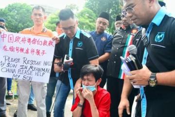 馬國豬仔家屬中國使館外下跪 求搭救受困緬甸親人