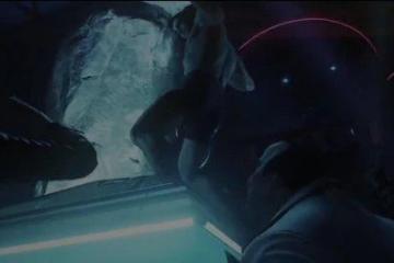 《哥譚騎士》老爺派對熱舞引熱議：百特曼的偽裝？