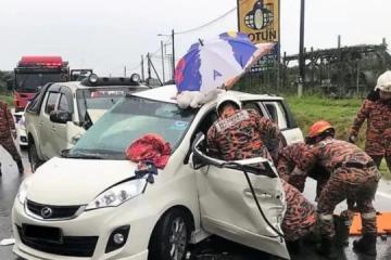 一家三口柔佛投票遇車禍 夫妻雙雙斃命遺女兒骨折